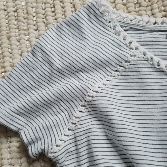 🌻3 for 12🌻 White striped T - Picture 3 of 5